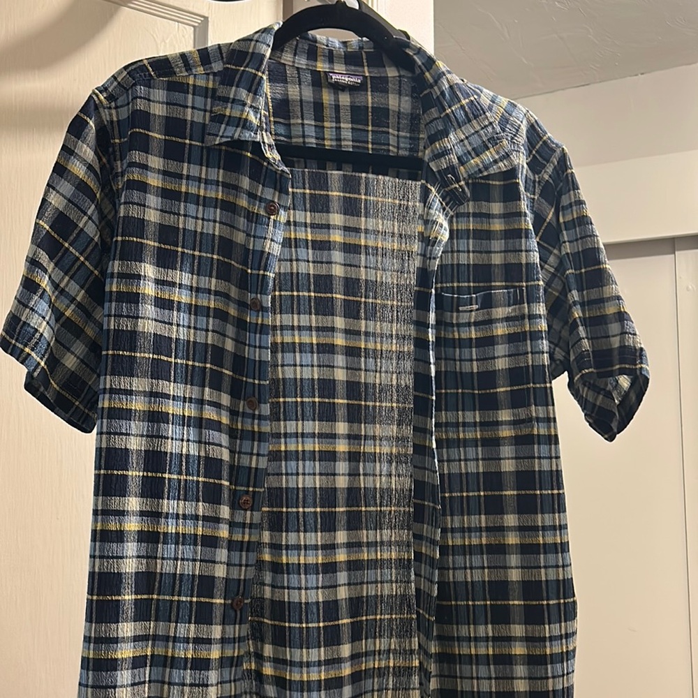 Patagonia Mens Short Sleeve Button Down Shirt- Size Medium.